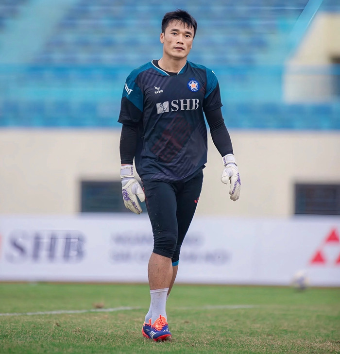 Việc phải sớm nói lời chia tay mùa giải 2025/2026 thêm một lần nữa cho thấy sự nghiệp của thủ môn Bùi Tiến Dũng thực sự nhiều gian nan và thử thách. Ảnh: CLB Đà Nẵng