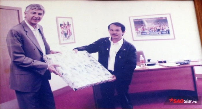 HLV Wenger từng gặp bầu Đức ở Anh.