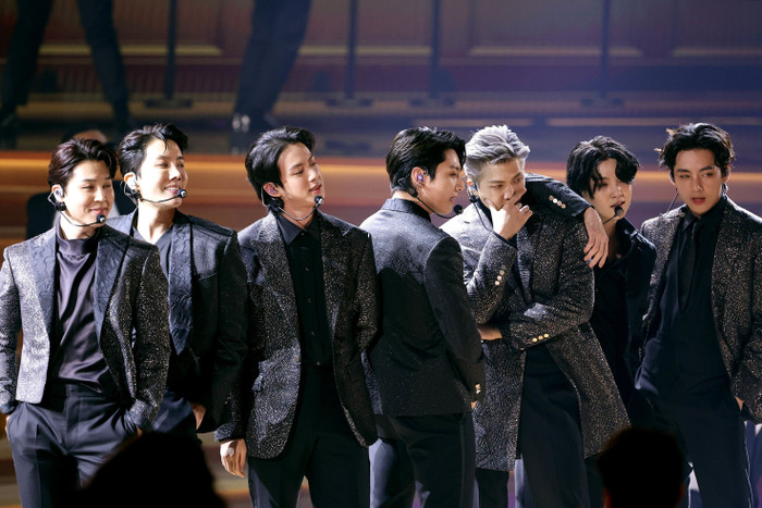 BTS ở đỉnh cao Kpop: Vì sao là Gwanghwamun và vì sao là lúc này? Ảnh 5