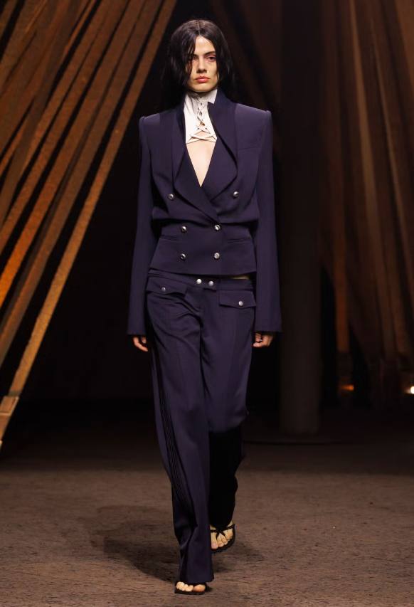 Những bộ vest mùa xuân có cấu trúc cách điệu. Ảnh: Elle