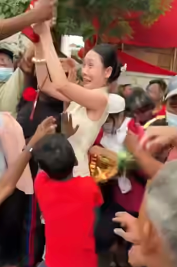 Cô gái cầm xấp bao lì xì phát cho người nghèo, gây ra cảnh tượng hỗn loạn Ảnh 1