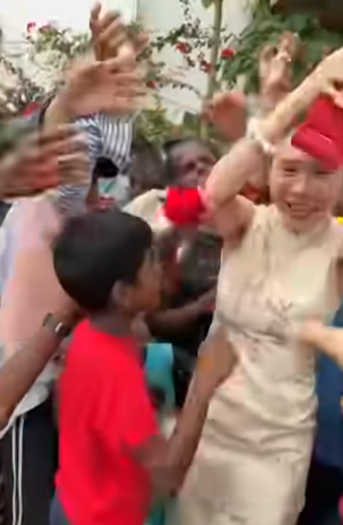 Cô gái cầm xấp bao lì xì phát cho người nghèo, gây ra cảnh tượng hỗn loạn Ảnh 2