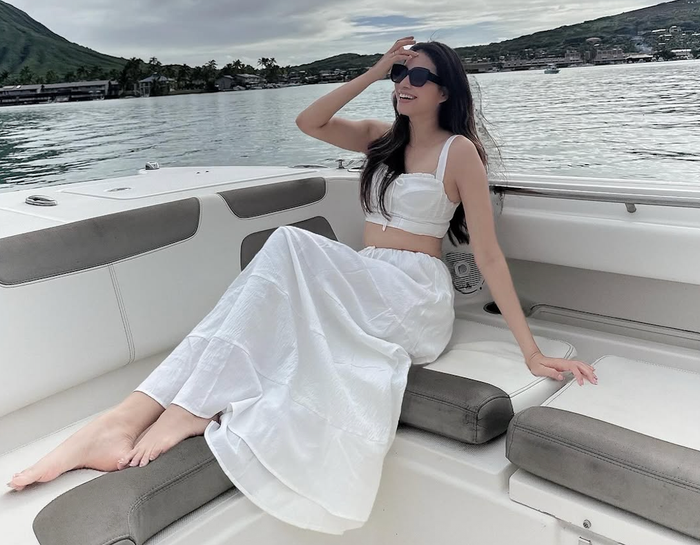 Phạm Hương thả dáng trên du thuyền trong chuyến đi chơi đầu năm. Ảnh: IGNV