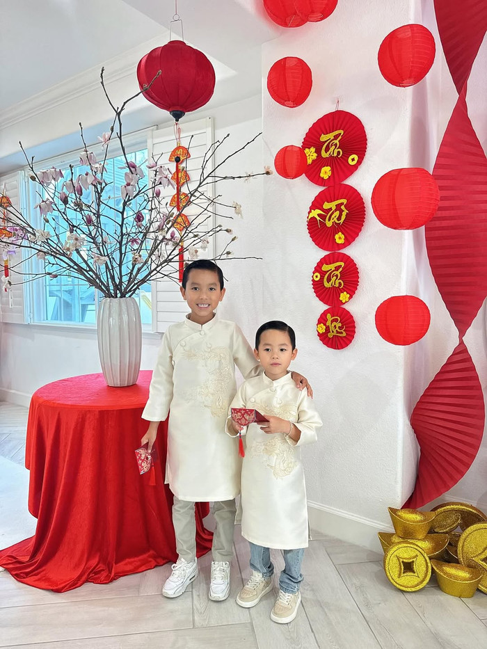 Hai nhóc tỳ nhà Phạm Hương lộ rõ niềm vui khi chụp ảnh ở biệt thự được trang trí ngập tràn không khí Tết. Ảnh: IGNV