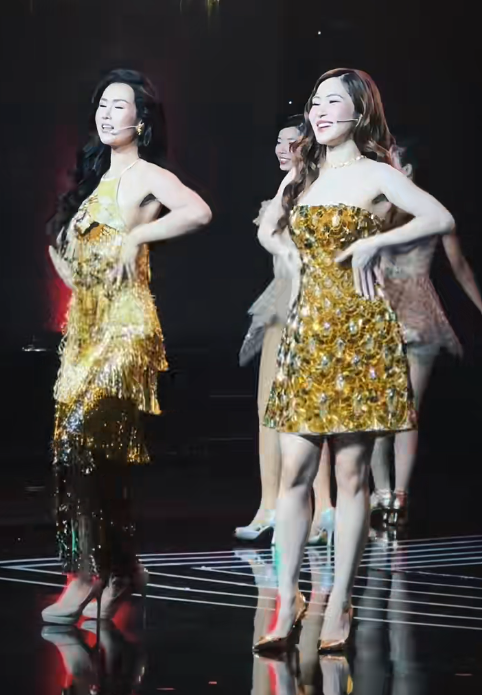 Võ Hạ Trâm biểu diễn 'chặt chém' đàn em, cư dân mạng sốc nặng Ảnh 1