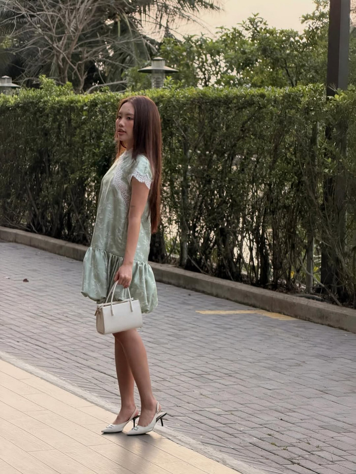 Phương Mỹ Chi ăn diện điệu đà khi đi gặp bạn bè. Ảnh: IGNV