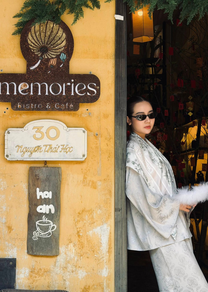 Huyền Lizzie thả dáng giữa không gian phố cổ nhuốm sắc xuân, nổi bật trong ngày Tết (Ảnh: FBNV).