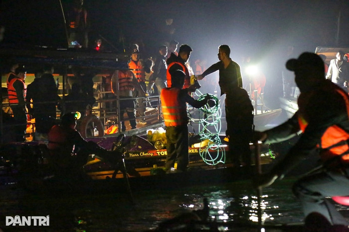 Lực lượng chức năng tích cực tìm kiếm các nạn nhân. Ảnh: báo Dân Trí