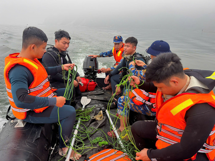 20 người nhái của Lữ đoàn Đặc công Hải quân 126 tham gia tìm kiếm các nạn nhân mất tích. Ảnh: ĐC/VietNamNet