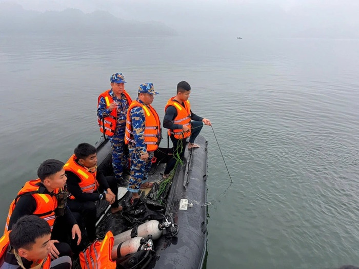 Đặc công Hải quân tìm thấy 1 thi thể vụ lật tàu chở khách trên hồ Thác Bà. Ảnh: Tuổi Trẻ Online&nbsp;