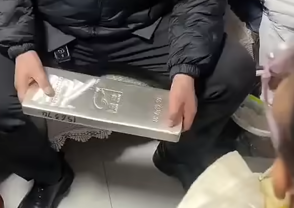 Người đàn ông nhậu say, vác thỏi bạc trị giá 1 tỷ đồng 'lì xì' cháu gái khiến mạng xã hội 'dậy sóng' Ảnh 1