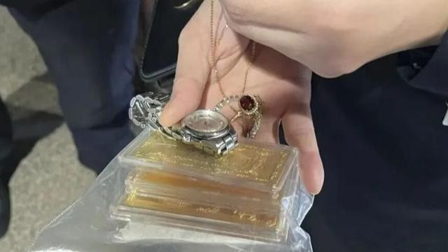 Xuống tàu để nghe điện thoại, người phụ nữ để quên tài sản giá trị hơn 4 tỷ đồng Ảnh 1