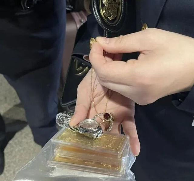 Xuống tàu để nghe điện thoại, người phụ nữ để quên tài sản giá trị hơn 4 tỷ đồng Ảnh 2