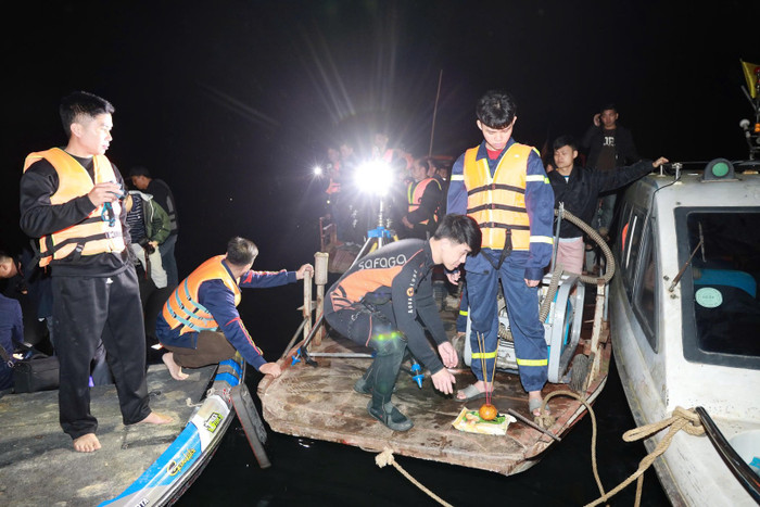 Các lực lượng chức năng cùng phương tiện, trang bị chuyên dụng được huy động đến hiện trường để tổ chức tìm kiếm các nạn nhân. Ảnh: Bộ Công an&nbsp;