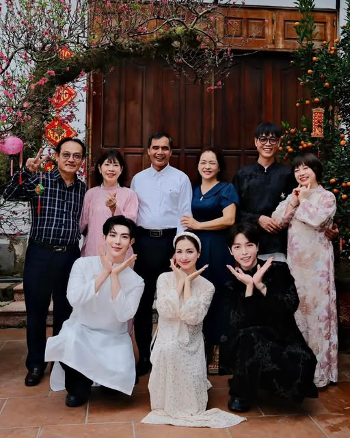 Hòa Minzy chia sẻ ảnh đón Tết bên 2 thành viên thuộc gia đình Hoa Dâm Bụt là Đức Phúc và Erik. 