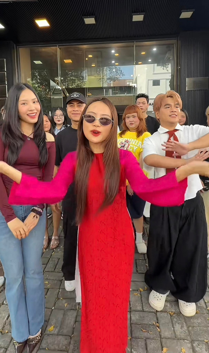 Phương Mỹ Chi quay clip nhảy trên nền nhạc là bài hát của Trúc Nhân.