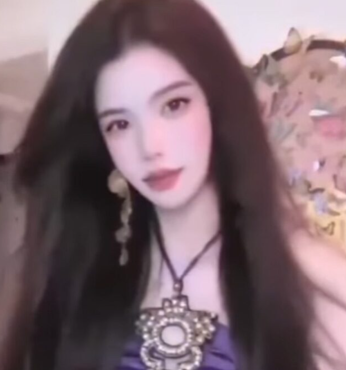 Bị mất hiệu ứng làm đẹp khi livestream, cô gái xinh đẹp lộ nhan sắc thật 'gây sốc' Ảnh 1