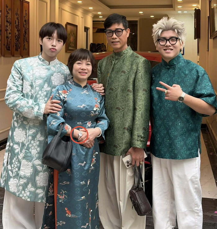 Đồng hồ 8 triệu của mẹ Đức Phúc. Ảnh: FBNV