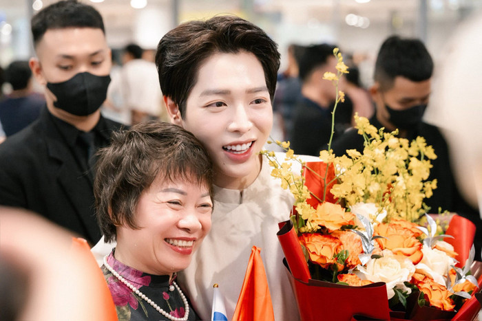 Mẹ Đức Phúc lựa chọn chiếc đồng hồ trị giá 8 triệu. Ảnh: FBNV