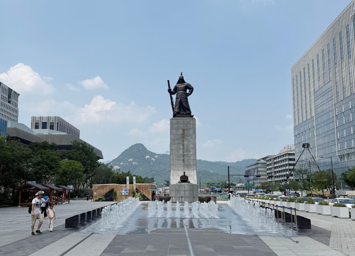 Du khách dạo quanh Quảng trường Gwanghwamun ở trung tâm Seoul, ngày 8 tháng 7 năm 2025. Quảng trường lịch sử này nằm giữa Cung điện Gyeongbok và các tòa nhà chính phủ lớn. Ảnh tư liệu của Korea Times.