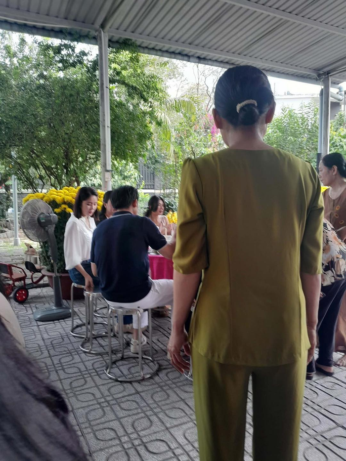 Hình ảnh diễn viên Lê Phương diện quần jean và áo sơ mi trắng có mặt ở lễ giỗ đầu của Quý Bình khiến nhiều khán giả nghẹn ngào.