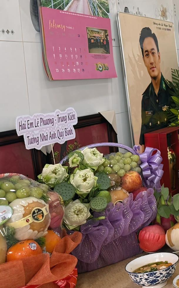 Hình ảnh giỏ hoa được vợ chồng Lê Phương chuẩn bị đặt trên bàn thờ cố diễn viên Quý Bình gây xúc động.