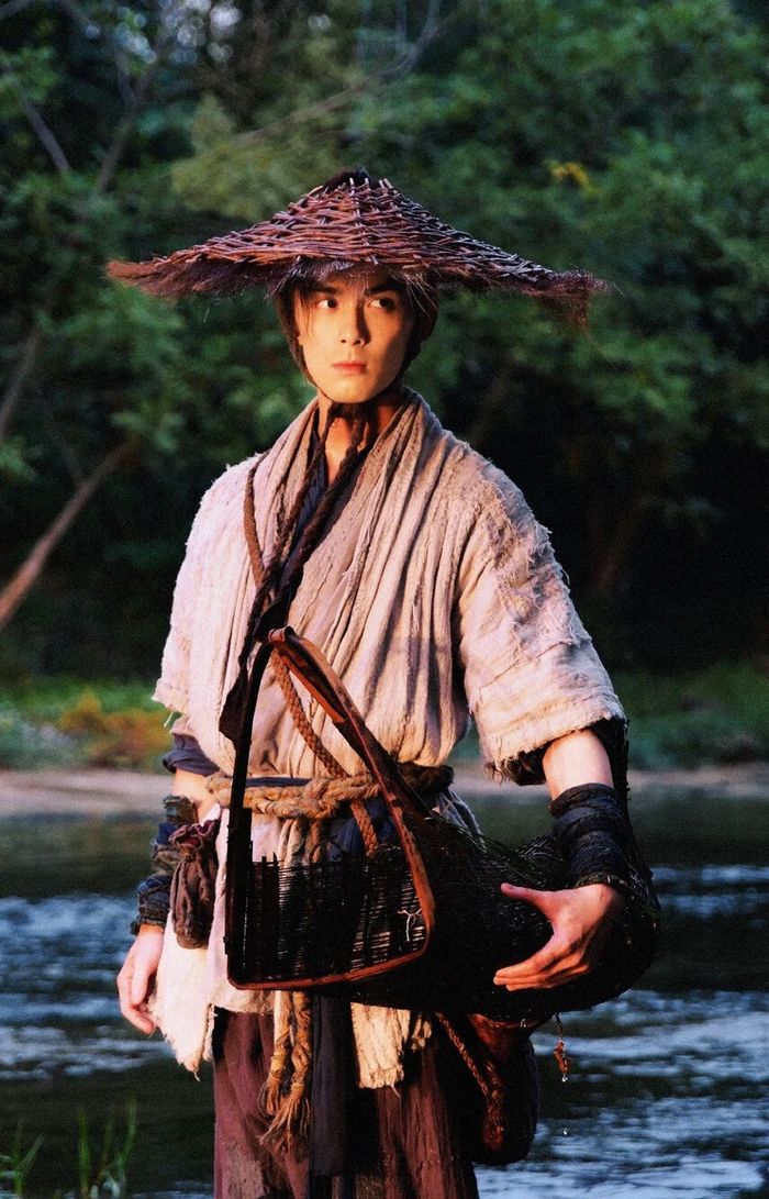 Dàn mỹ nam cổ trang 2026 lộ tạo hình mới: Thừa Lỗi lạnh lùng, Trương Lăng Hách phong trần Ảnh 8