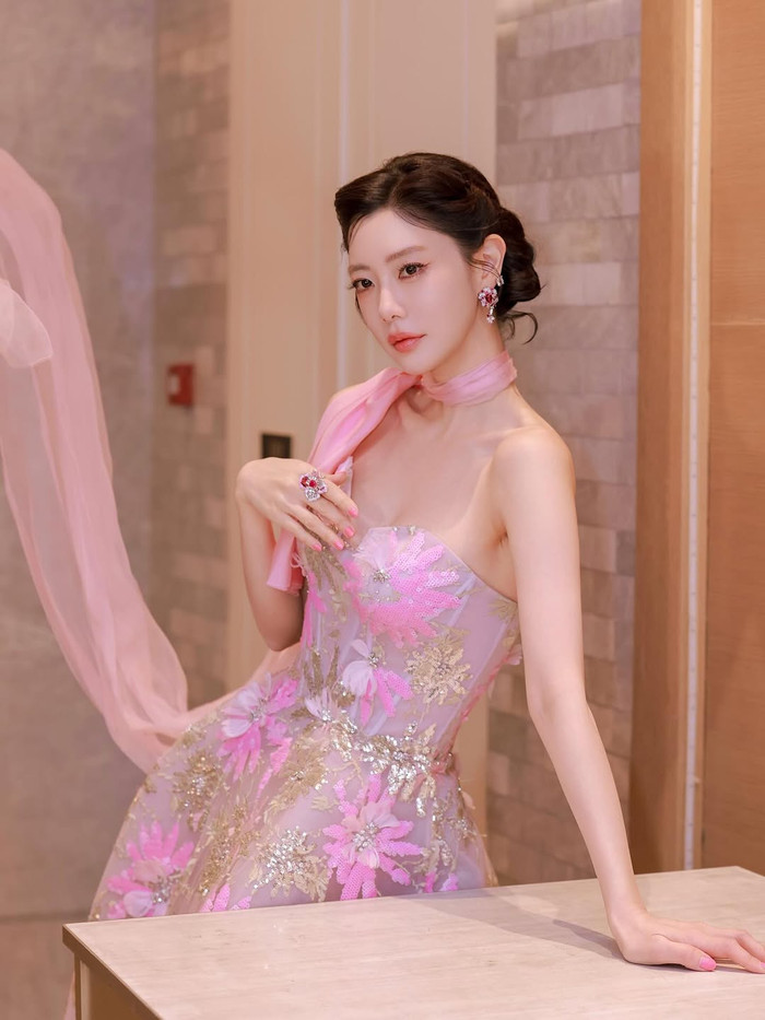 Clara ăn diện sang chảnh trong lần tham gia một sự kiện diễn ra vào tháng 12 năm ngoái. Ảnh: IGNV