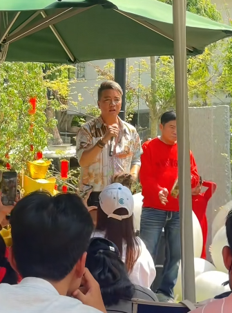 Đàm Vĩnh Hưng hát quán cà phê, được khán giả tặng món đồ 'gây sốc' Ảnh 1