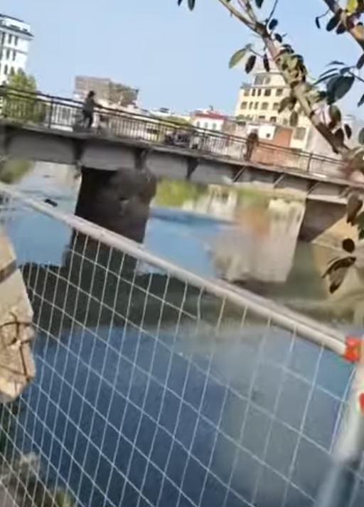 Cãi nhau với vợ trên cầu, người chồng ném con trai xuống sông gây phẫn nộ Ảnh 1