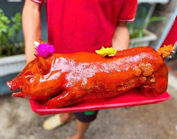 Heo quay nguyên con - &nbsp;lễ vật được nhiều gia đình chọn cúng trong ngày Vía Thần Tài. Ảnh: Tiền Phong