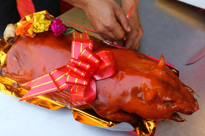 Vào dịp Vía Thần Tài, heo quay nguyên con khá đắt hàng. Ảnh: VNE