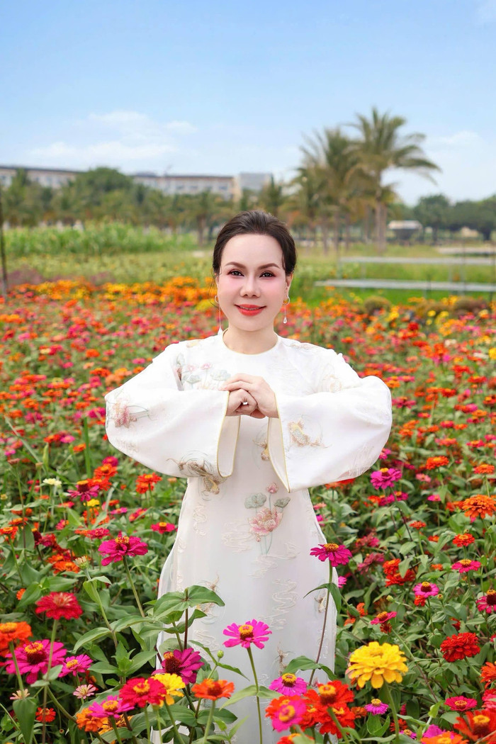 Việt Hương từng có tuổi thơ nghèo khó, vất vả theo đuổi niềm đam mê với nghệ thuật và tành công gặt hái nhiều 'quả ngọt' ở thời điểm hiện tại. Ảnh: FBNV