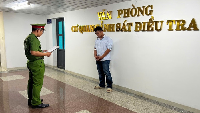 Văn phòng Cơ quan CSĐT Công an tỉnh Lâm Đồng thi hành Lệnh giữ người trong trường hợp khẩn cấp đối với Phạm Quốc Huy. Ảnh: Công an tỉnh Lâm Đồng&nbsp;