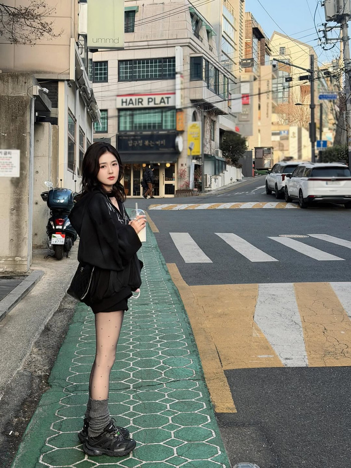 Bạch Lộc lựa chọn trang phục mang tông màu tối, thiết kế rộng rãi, kết hợp phụ kiện tối giản (Ảnh: ISNV).