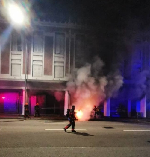 Nữ ca sĩ lao vào đám cháy tai nạn xe hơi cứu chồng, bị bỏng 80% cơ thể Ảnh 1