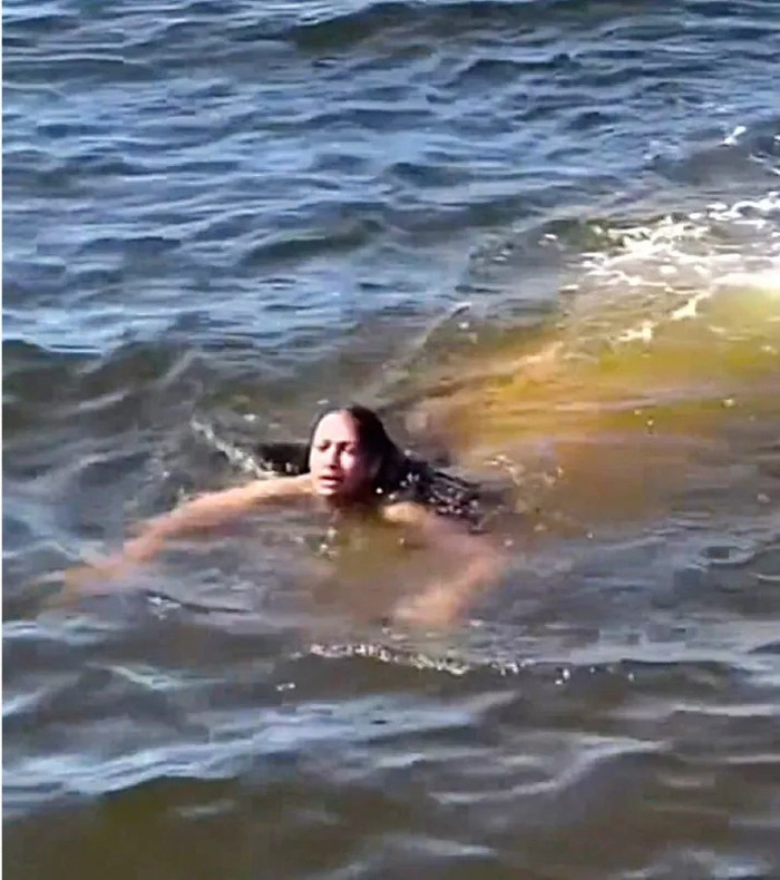 Con 'thủy quái' khổng lồ bơi ngang người phụ nữ đang tắm sông, cảnh tượng gây xôn xao Ảnh 2