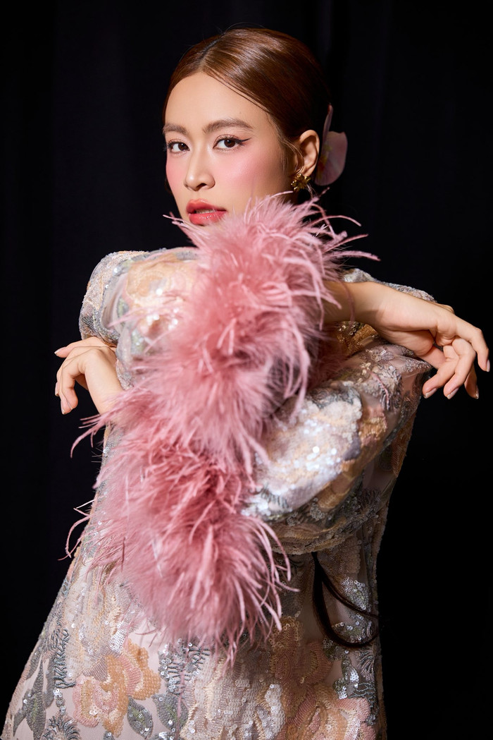 Bất ngờ hành động của Hoàng Thùy Linh khi gặp khán giả ngày đầu năm mới Ảnh 1