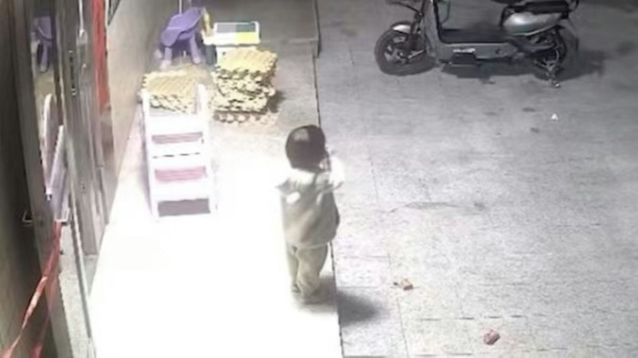 Bé trai cho vật lạ vào miệng, sự việc sau đó khiến cha mẹ kinh hoàng Ảnh 1