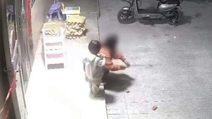 Bé trai cho vật lạ vào miệng, sự việc sau đó khiến cha mẹ kinh hoàng Ảnh 2