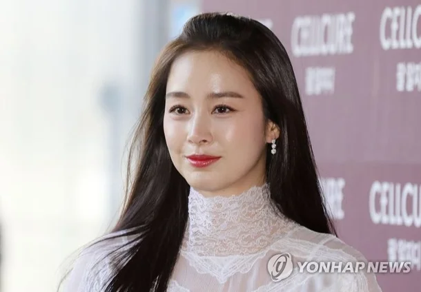 Kim Tae Hee và chồng đều thống nhất giữ kín hình ảnh, thông tin của các con. Ảnh: Yonhapnews