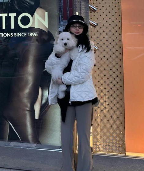 Lưu Diệc Phi ăn diện kín như bưng khi đưa thú cưng đi dạo. Ảnh: IGNV