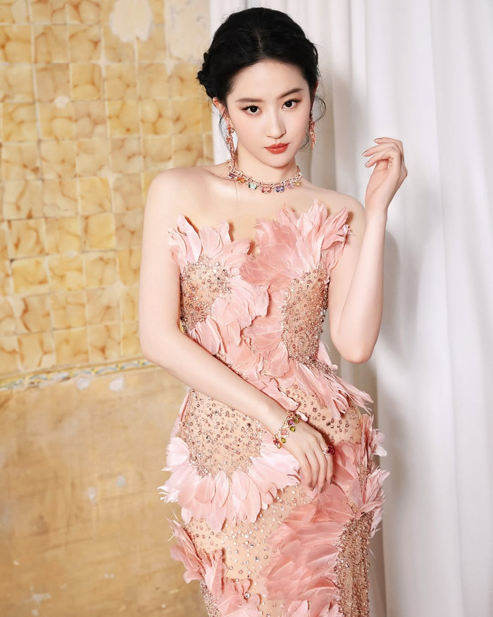 Lưu Diệc Phi nỗ lực giữ nhan sắc trẻ trung bằng lối sống lành mạnh, tích cực dành thời gian chăm sóc bản thân. Ảnh: IGNV