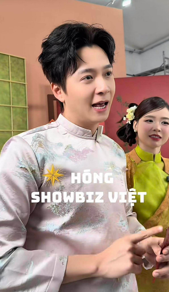 Ngô Kiến Huy nhận lì xì từ Sam. (Ảnh chụp màn hình từ TikTok Hóng Showbiz Việt)