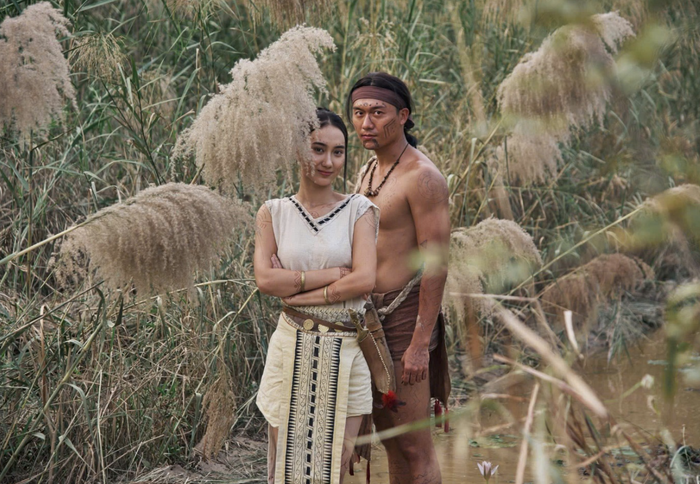 Cặp diễn viên chính Xuân Phúc - Thanh Tâm với những hình xăm đặc biệt trên mặt và cơ thể.