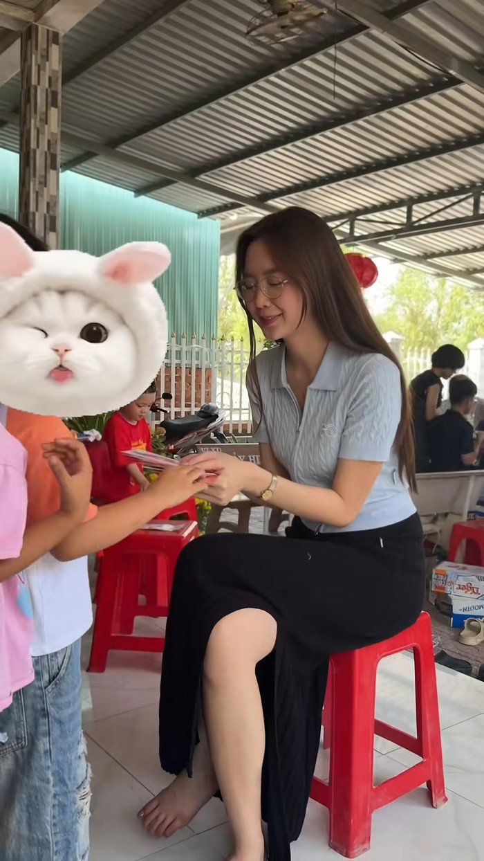 Bảo Ngọc tranh thủ lì xì cho các em nhỏ trong gia đình khi về quê ăn Tết. Ảnh chụp màn hình