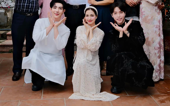 Khoảnh khắc họp mặt đầu năm của gia đình Hoa Dâm Bụt.