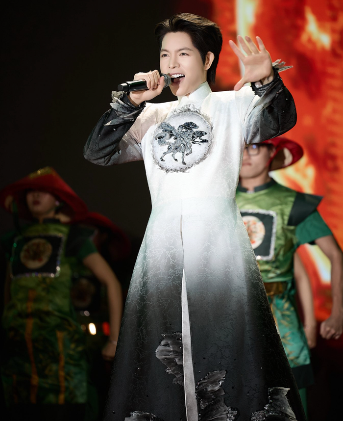 Đức Phúc khi biểu diễn tại lễ hội Gióng. Ảnh: FBNV