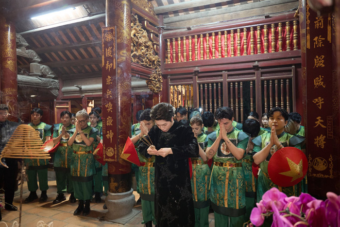 Đức Phúc thành tâm dâng hương khi có măt tại Khu di tích Quốc gia đặc biệt Đền Sóc. Ảnh: FBNV