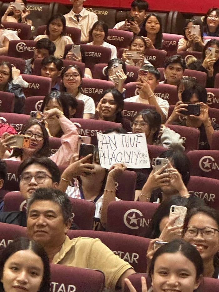 Trấn Thành bối rối khi nhìn thấy có 'fan thuê' ngay tại rạp. Ảnh: FBNV